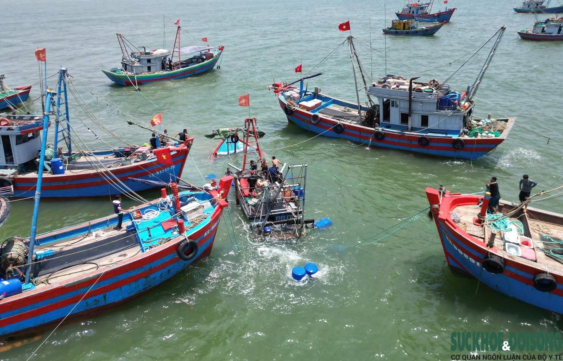 Chìm tàu cá công suất lớn gần cửa biển Nghệ An- Ảnh 1. Chìm tàu cá công suất lớn gần cửa biển Nghệ An- Ảnh 1.