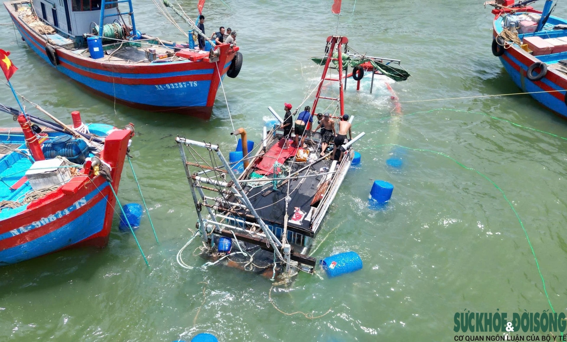 Chìm tàu cá công suất lớn gần cửa biển Nghệ An- Ảnh 2. Chìm tàu cá công suất lớn gần cửa biển Nghệ An- Ảnh 2.