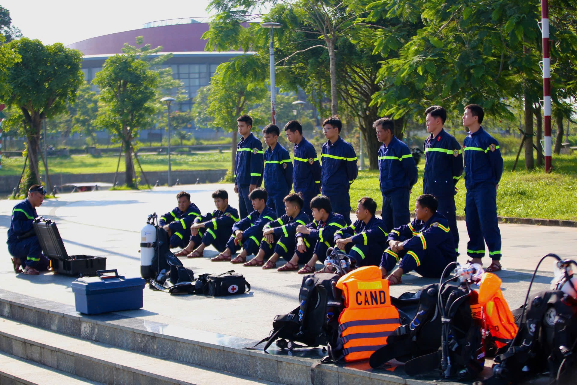 Nắng bỏng rát, xem cảnh sát luyện tập phương án cứu nạn dưới nước ở Huế- Ảnh 1. Nắng bỏng rát, xem cảnh sát luyện tập phương án cứu nạn dưới nước ở Huế- Ảnh 1.