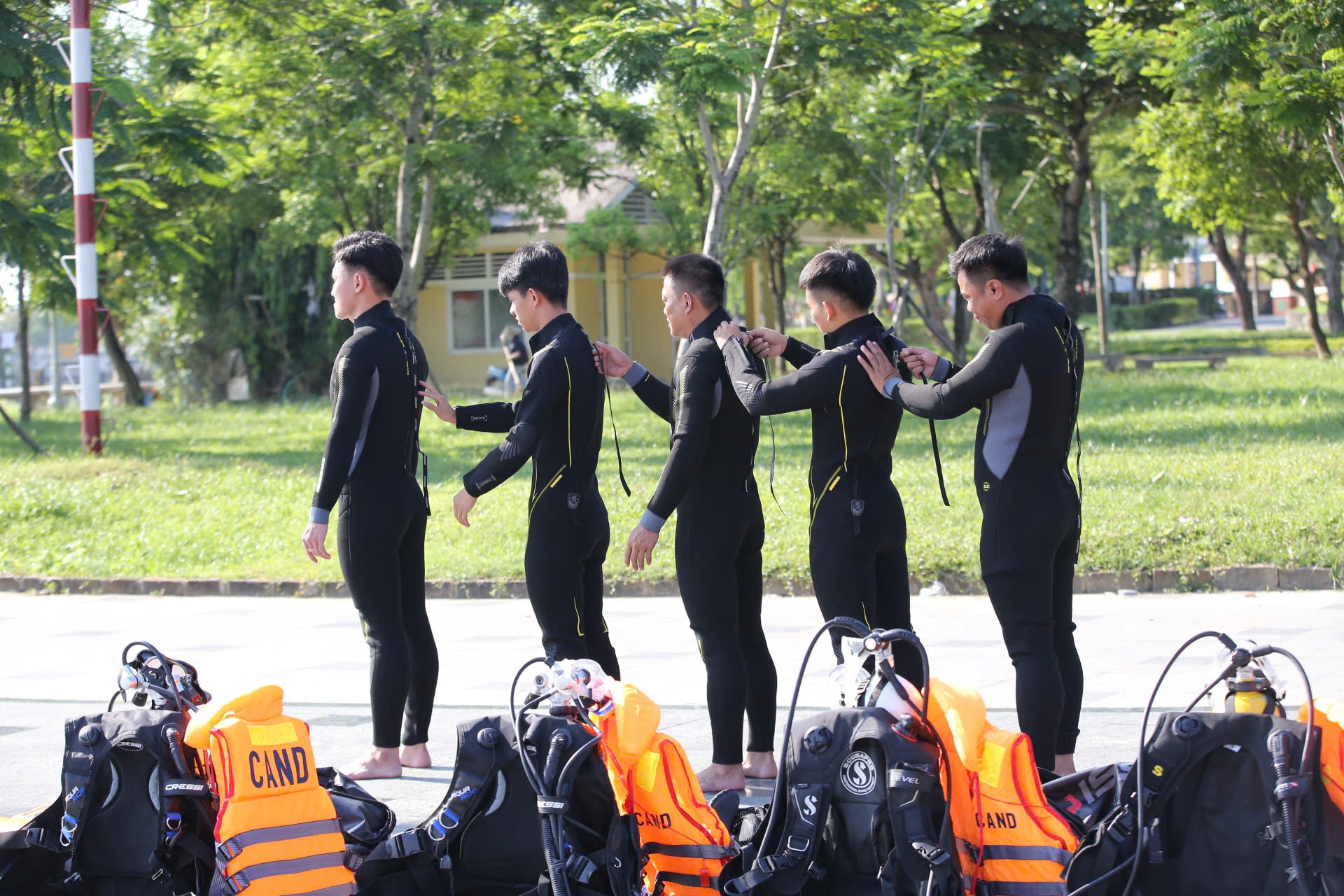 Nắng bỏng rát, xem cảnh sát luyện tập phương án cứu nạn dưới nước ở Huế- Ảnh 2. Nắng bỏng rát, xem cảnh sát luyện tập phương án cứu nạn dưới nước ở Huế- Ảnh 2.
