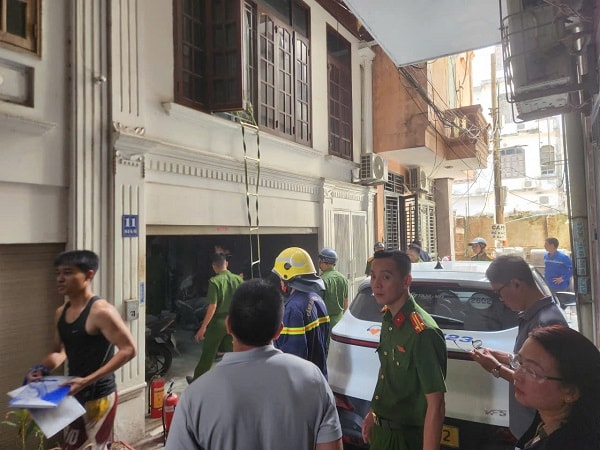 Dập tắt vụ cháy nhà trọ trong ngõ 814 đường Láng- Ảnh 1. Dập tắt vụ cháy nhà trọ trong ngõ 814 đường Láng- Ảnh 1.