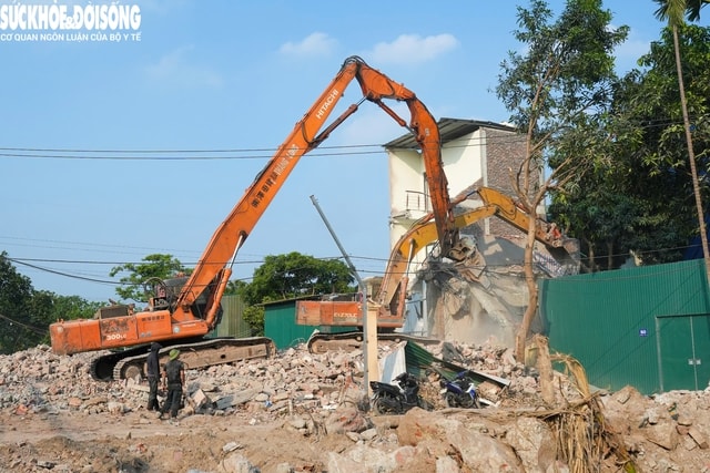 Phá dỡ loạt công trình tại phường Hồng Hà phục vụ thi công cầu Tứ Liên - Ảnh 8. Phá dỡ loạt công trình tại phường Hồng Hà phục vụ thi công cầu Tứ Liên - Ảnh 8.