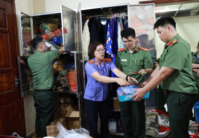 Khởi tố 3 bị can trong vụ tiền công đức hàng tỷ đồng ở đền Kỳ Cùng- Ảnh 1. Khởi tố 3 bị can trong vụ tiền công đức hàng tỷ đồng ở đền Kỳ Cùng- Ảnh 1.