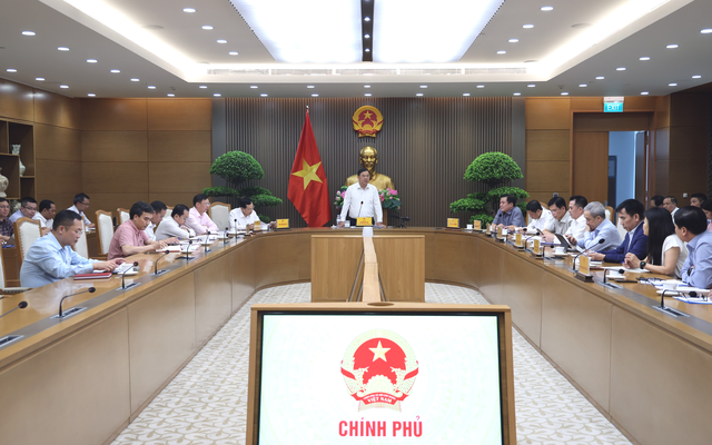 Phó Thủ tướng: Quyền lợi người tiêu dùng là quan trọng nhất khi triển khai xăng E10- Ảnh 1.