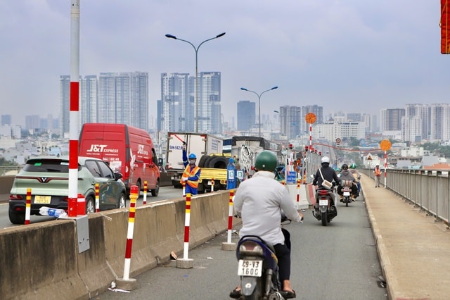 TPHCM sửa chữa cầu Phú Mỹ: Phân luồng từ xa, giao thông vẫn ổn định- Ảnh 1.