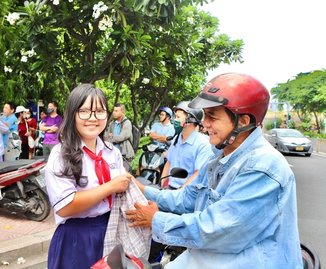 Thi lớp 10 tại TPHCM: Thí sinh nói đề Toán vừa sức, tự tin ‘bỏ túi’ điểm khá- Ảnh 3.