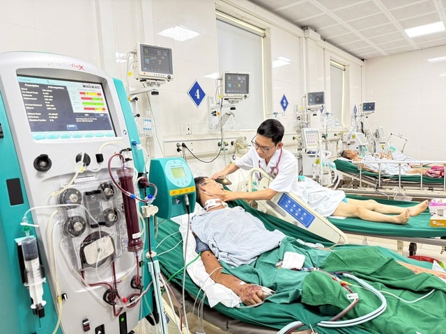 Bác sĩ Ngô Nam Hải, Trưởng khoa HSTC-CĐ kiểm tra sức khỏe bệnh nhân M. Bác sĩ Ngô Nam Hải, Trưởng khoa HSTC-CĐ kiểm tra sức khỏe bệnh nhân M.