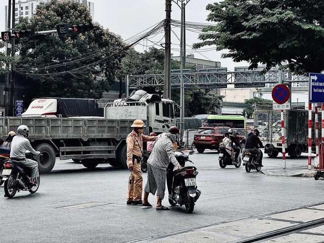 Hà Nội tăng cường xử lý vi phạm đường sắt, chỉ ra thói quen chủ quan nhiều người vẫn mắc phải- Ảnh 5. Hà Nội tăng cường xử lý vi phạm đường sắt, chỉ ra thói quen chủ quan nhiều người vẫn mắc phải- Ảnh 5.