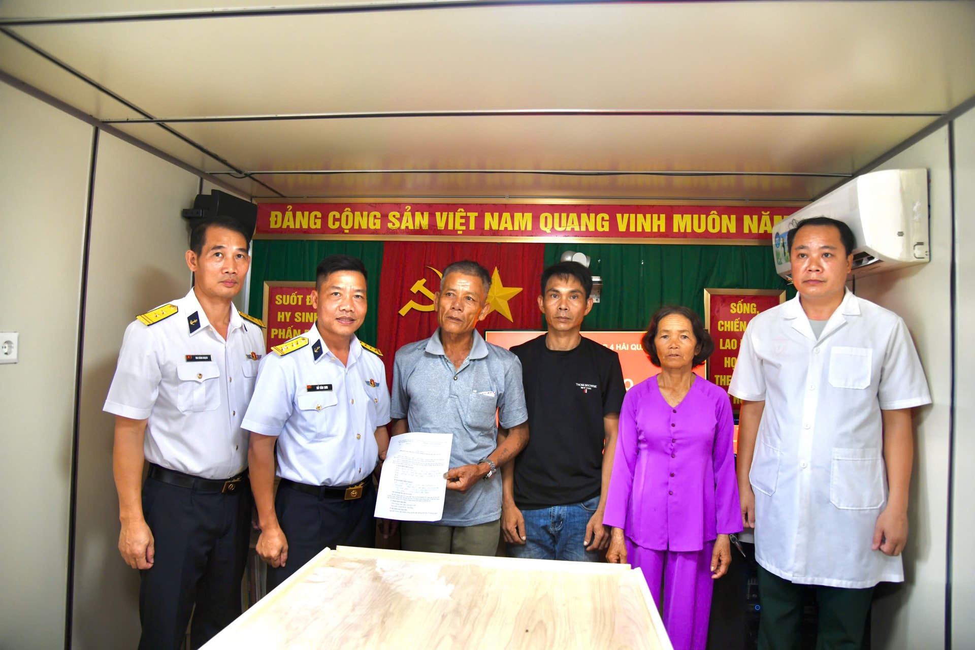 Tàu Trường Sa 20, Lữ đoàn 955 đưa ngư dân bị nhiễm trùng đường ruột vào bờ an toàn- Ảnh 4. Tàu Trường Sa 20, Lữ đoàn 955 đưa ngư dân bị nhiễm trùng đường ruột vào bờ an toàn- Ảnh 4.