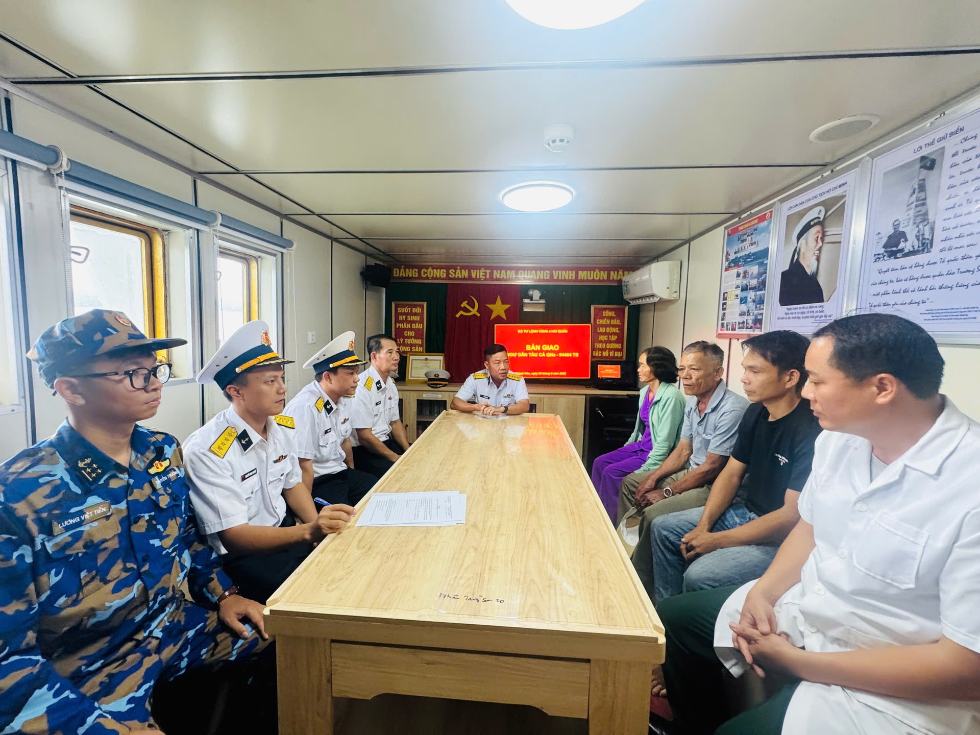 Tàu Trường Sa 20, Lữ đoàn 955 đưa ngư dân bị nhiễm trùng đường ruột vào bờ an toàn- Ảnh 3. Tàu Trường Sa 20, Lữ đoàn 955 đưa ngư dân bị nhiễm trùng đường ruột vào bờ an toàn- Ảnh 3.