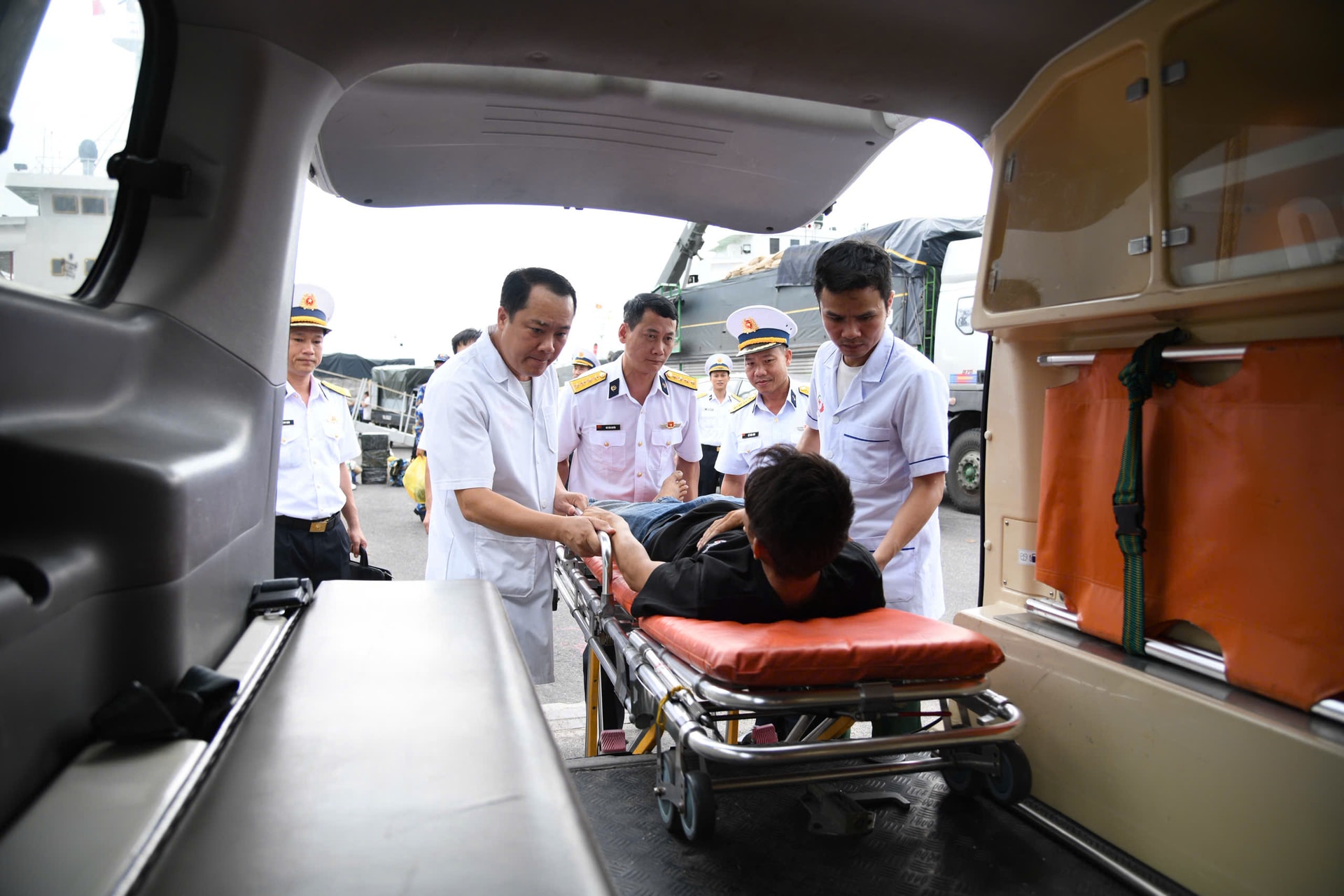 Tàu Trường Sa 20, Lữ đoàn 955 đưa ngư dân bị nhiễm trùng đường ruột vào bờ an toàn- Ảnh 1. Tàu Trường Sa 20, Lữ đoàn 955 đưa ngư dân bị nhiễm trùng đường ruột vào bờ an toàn- Ảnh 1.