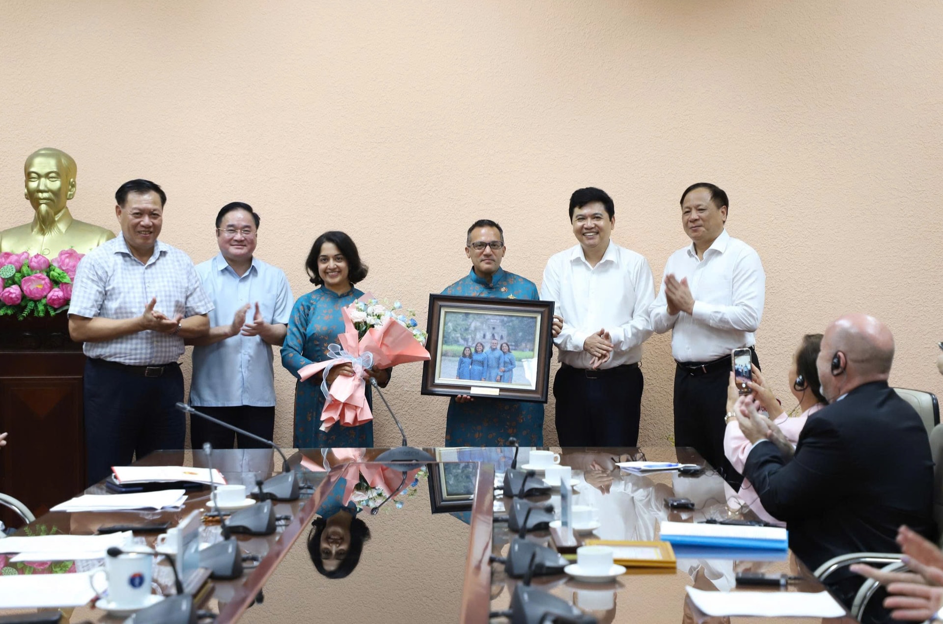 Bộ Y tế trao tặng Kỷ niệm chương 'Vì sức khoẻ nhân dân' cho 2 chuyên gia của CDC Hoa Kỳ tại Việt Nam- Ảnh 5.
