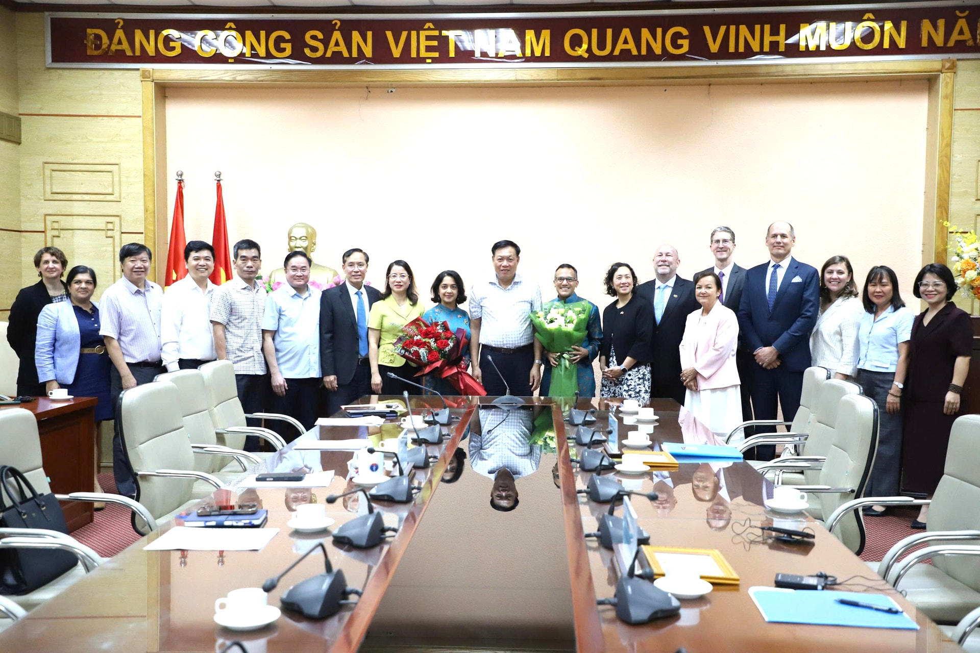 Bộ Y tế trao tặng Kỷ niệm chương 'Vì sức khoẻ nhân dân' cho 2 chuyên gia của CDC Hoa Kỳ tại Việt Nam- Ảnh 6.