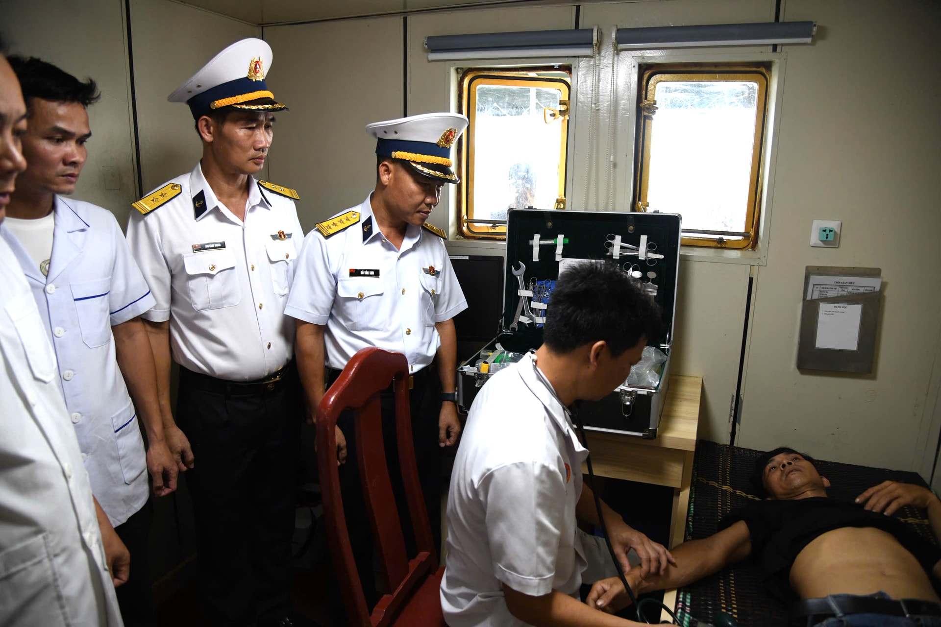 Tàu Trường Sa 20, Lữ đoàn 955 đưa ngư dân bị nhiễm trùng đường ruột vào bờ an toàn- Ảnh 2. Tàu Trường Sa 20, Lữ đoàn 955 đưa ngư dân bị nhiễm trùng đường ruột vào bờ an toàn- Ảnh 2.