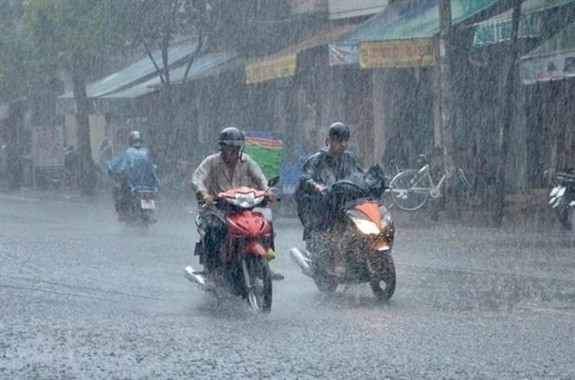 Mưa dông khu vực nội thành Hà Nội giữa cao điểm oi nóng- Ảnh 1.