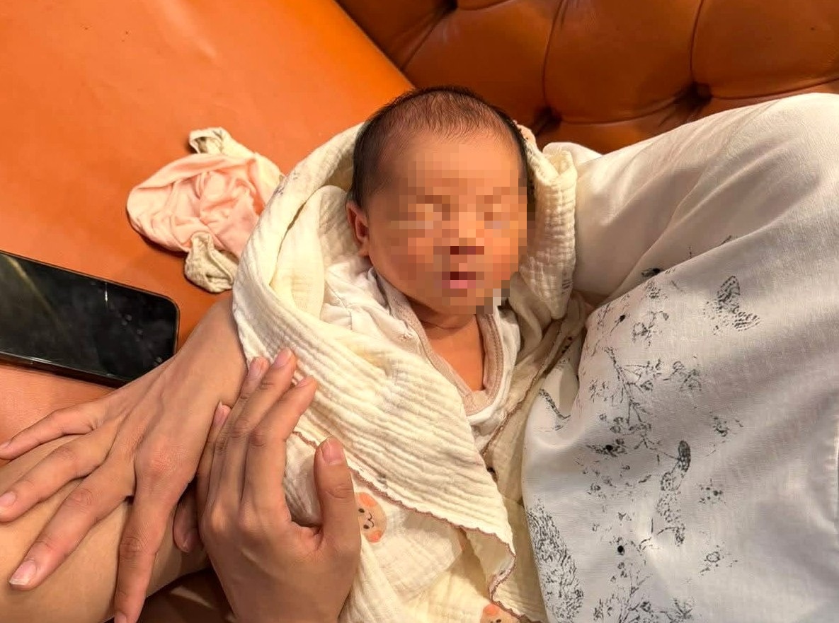 Bé gái sơ sinh bị bỏ rơi trong một công trình xây dựng- Ảnh 1. Bé gái sơ sinh bị bỏ rơi trong một công trình xây dựng- Ảnh 1.