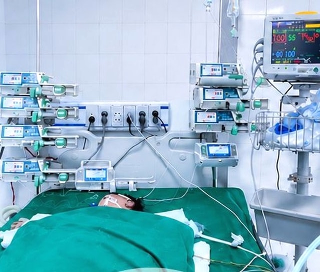 Cứu sống bé trai 23 tháng tuổi mắc tay chân miệng với nhiều biến chứng thần kinh, hô hấp và tuần hoàn- Ảnh 1.