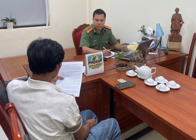 Công an làm việc với người đăng video 'trước khi khởi động xe máy sử dụng xăng E10 phải lắc xe'- Ảnh 1. Công an làm việc với người đăng video 'trước khi khởi động xe máy sử dụng xăng E10 phải lắc xe'- Ảnh 1.