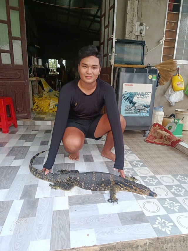 Phát hiện Kỳ đà hoa sau vườn, thanh niên ở Tây Ninh làm điều bất ngờ- Ảnh 1. Phát hiện Kỳ đà hoa sau vườn, thanh niên ở Tây Ninh làm điều bất ngờ- Ảnh 1.