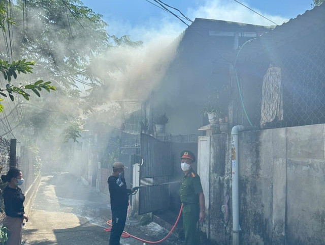 Liên tiếp 2 vụ cháy rừng, nhà dân ở Huế- Ảnh 1. Liên tiếp 2 vụ cháy rừng, nhà dân ở Huế- Ảnh 1.