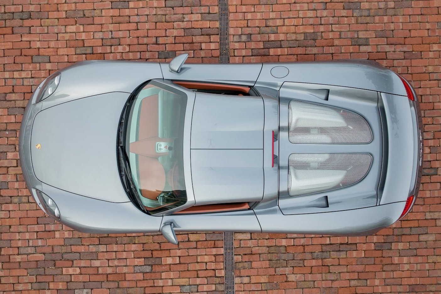 Siêu xe Porsche hơn 21 tỷ đồng nằm ngoài danh sách dùng xăng E10 - 1