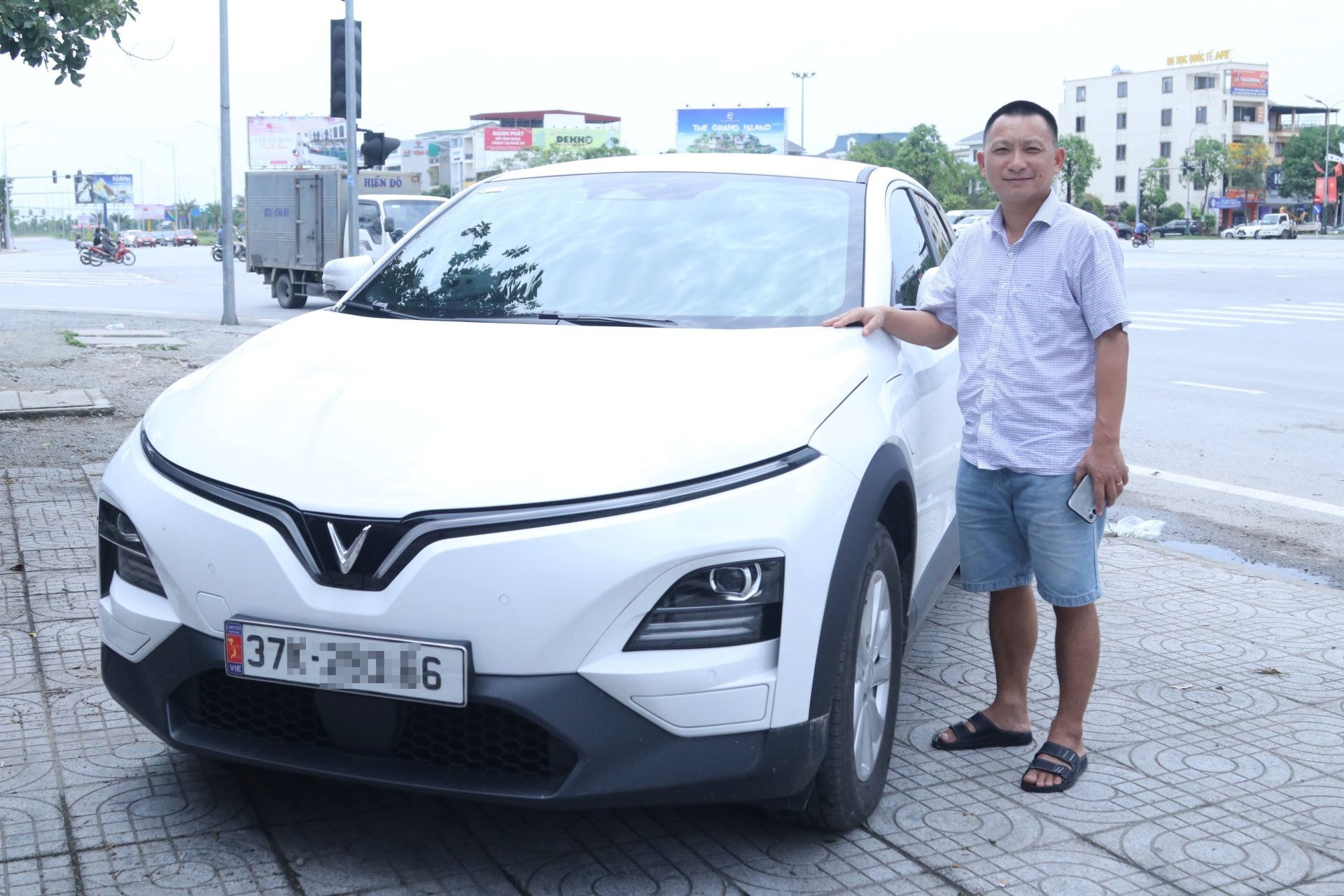 Anh Nguyễn Hồng Quân bên chiếc xe VF 6 của mình sau 4 tháng sử dụng.