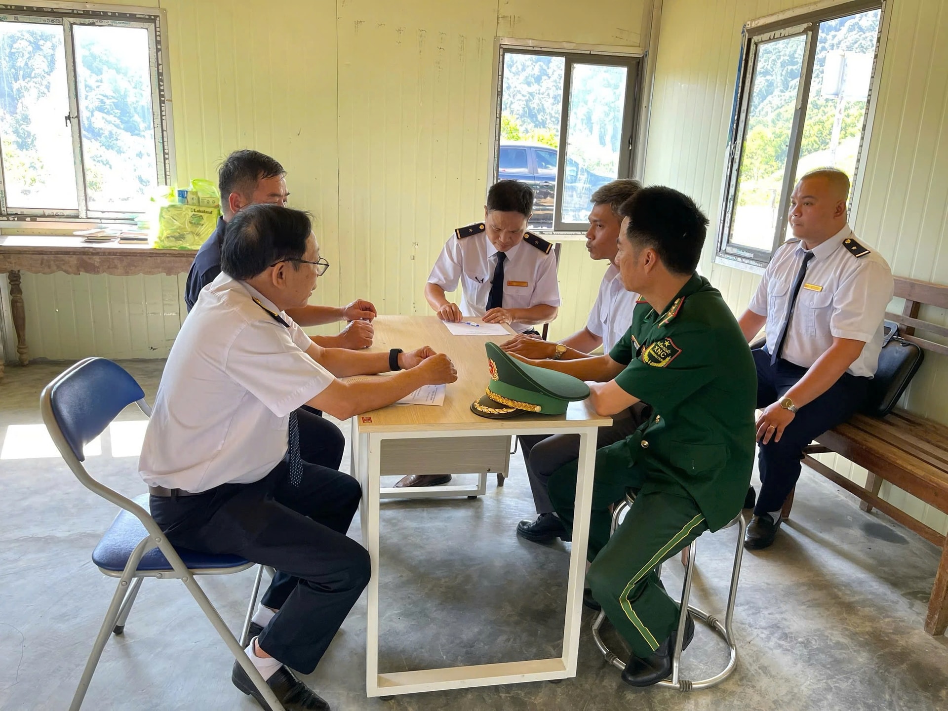 Huế siết chặt giám sát y tế tại cửa khẩu, ngăn chặn Ebola xâm nhập- Ảnh 2.
