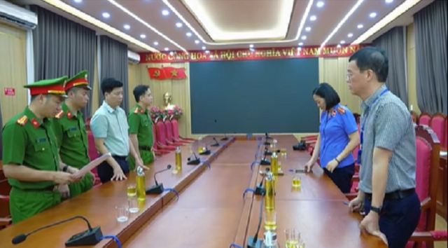 Lào Cai: Bắt thêm Phó Chủ tịch xã và Giám đốc doanh nghiệp trong vụ bờ kè sông Hồng gãy đổ sau bão Yagi- Ảnh 1. Lào Cai: Bắt thêm Phó Chủ tịch xã và Giám đốc doanh nghiệp trong vụ bờ kè sông Hồng gãy đổ sau bão Yagi- Ảnh 1.