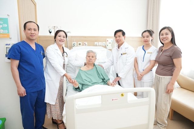 Vinmec Hải Phòng điều trị thành công cho cụ bà 93 tuổi suy đa cơ quan trên nền nhiều bệnh lý nguy hiểm- Ảnh 1. Vinmec Hải Phòng điều trị thành công cho cụ bà 93 tuổi suy đa cơ quan trên nền nhiều bệnh lý nguy hiểm- Ảnh 1.
