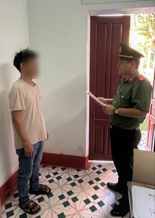 Dùng dao chém ngón tay bạn, nam thanh niên bị khởi tố tội sử dụng vũ khí quân dụng- Ảnh 1.