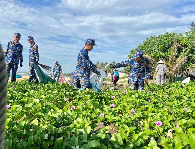 Đông đảo cán bộ, chiến sĩ Hải quân tham gia làm sạch bãi biển ở Đắk Lắk- Ảnh 1. Đông đảo cán bộ, chiến sĩ Hải quân tham gia làm sạch bãi biển ở Đắk Lắk- Ảnh 1.