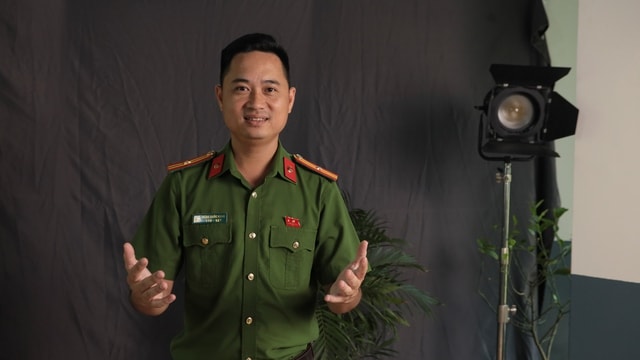 Gần dân từ không gian số:Kỳ 1: Phía sau video triệu view của 'đạo diễn áo xanh'- Ảnh 1. Gần dân từ không gian số:Kỳ 1: Phía sau video triệu view của 'đạo diễn áo xanh'- Ảnh 1.