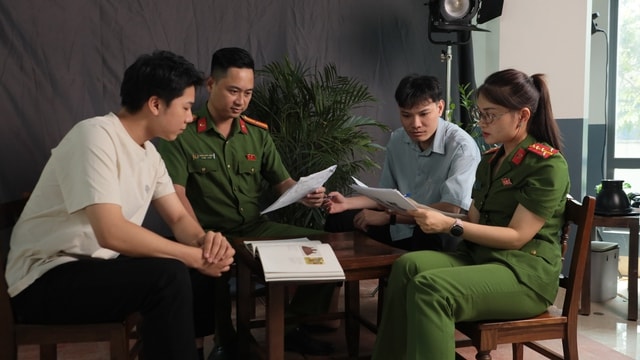 Gần dân từ không gian số:Kỳ 1: Phía sau video triệu view của 'đạo diễn áo xanh'- Ảnh 2. Gần dân từ không gian số:Kỳ 1: Phía sau video triệu view của 'đạo diễn áo xanh'- Ảnh 2.