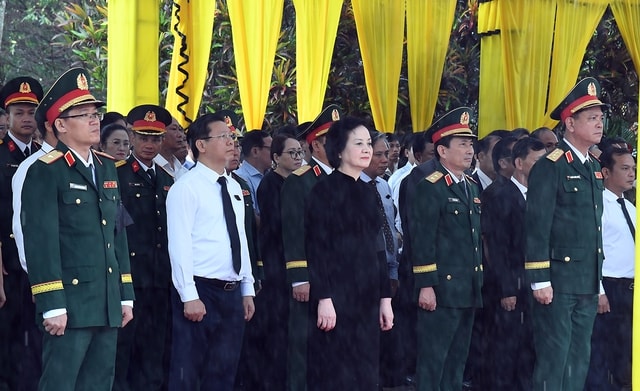 Phó Thủ tướng Phạm Thị Thanh Trà dự lễ truy điệu, an táng 16 hài cốt liệt sĩ- Ảnh 1.