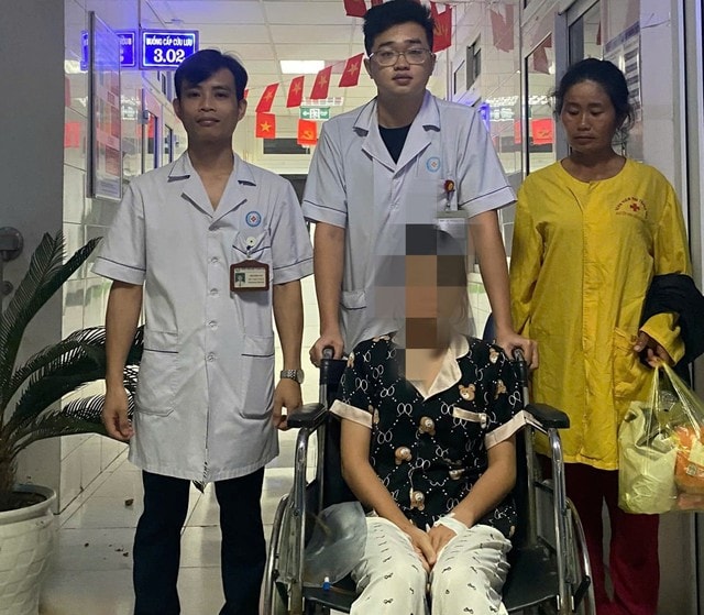 Bệnh viện bố trí xe cứu thương, bác sĩ đưa thí sinh vừa phẫu thuật đi thi lớp 10- Ảnh 2.