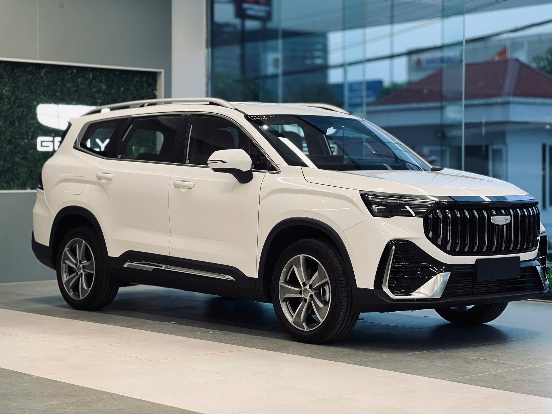 Mẫu xe SUV 7 chỗ ngồi Geely Okavango lần đầu xuất hiện tại thị trường trong nước.
