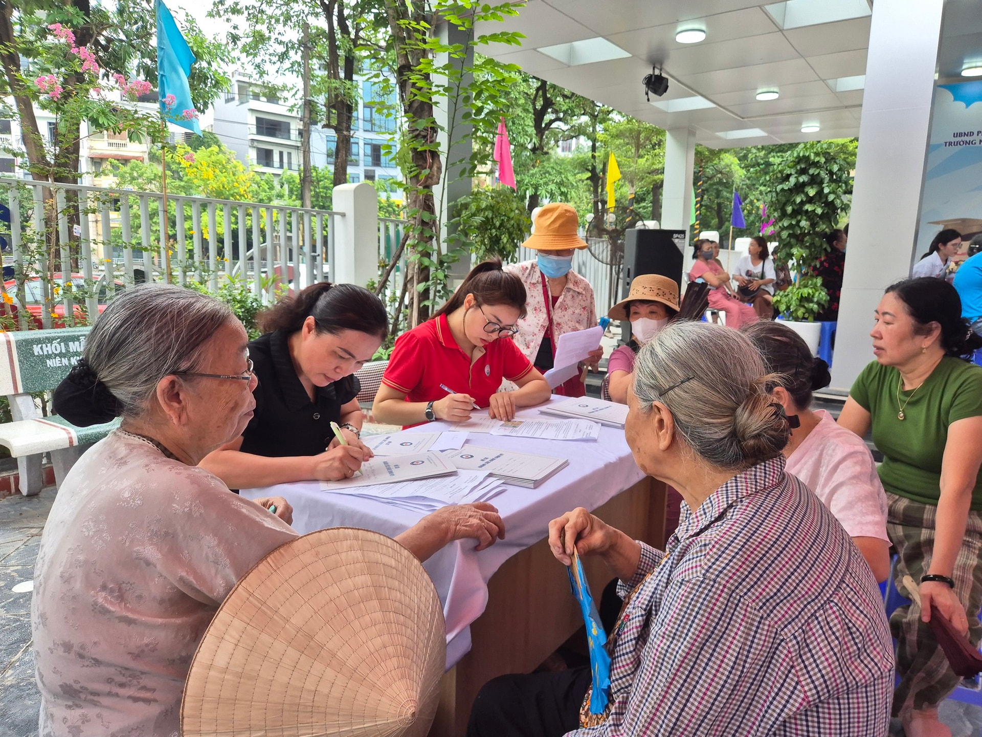 Người cao tuổi, người khuyết tật phấn khởi đi khám sức khỏe miễn phí- Ảnh 13. Người cao tuổi, người khuyết tật phấn khởi đi khám sức khỏe miễn phí- Ảnh 13.