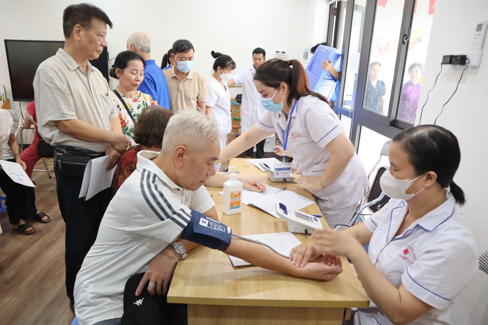 Người cao tuổi, người khuyết tật phấn khởi đi khám sức khỏe miễn phí- Ảnh 8. Người cao tuổi, người khuyết tật phấn khởi đi khám sức khỏe miễn phí- Ảnh 8.