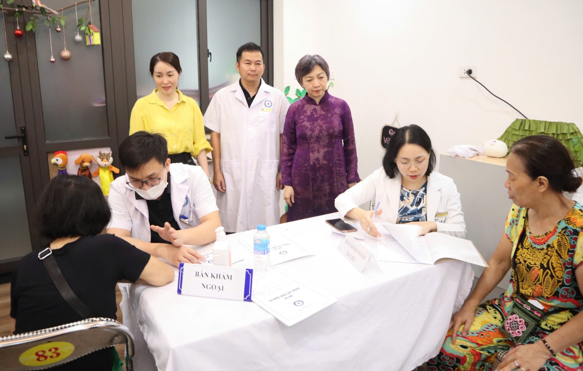 Người cao tuổi, người khuyết tật phấn khởi đi khám sức khỏe miễn phí- Ảnh 1. Người cao tuổi, người khuyết tật phấn khởi đi khám sức khỏe miễn phí- Ảnh 1.