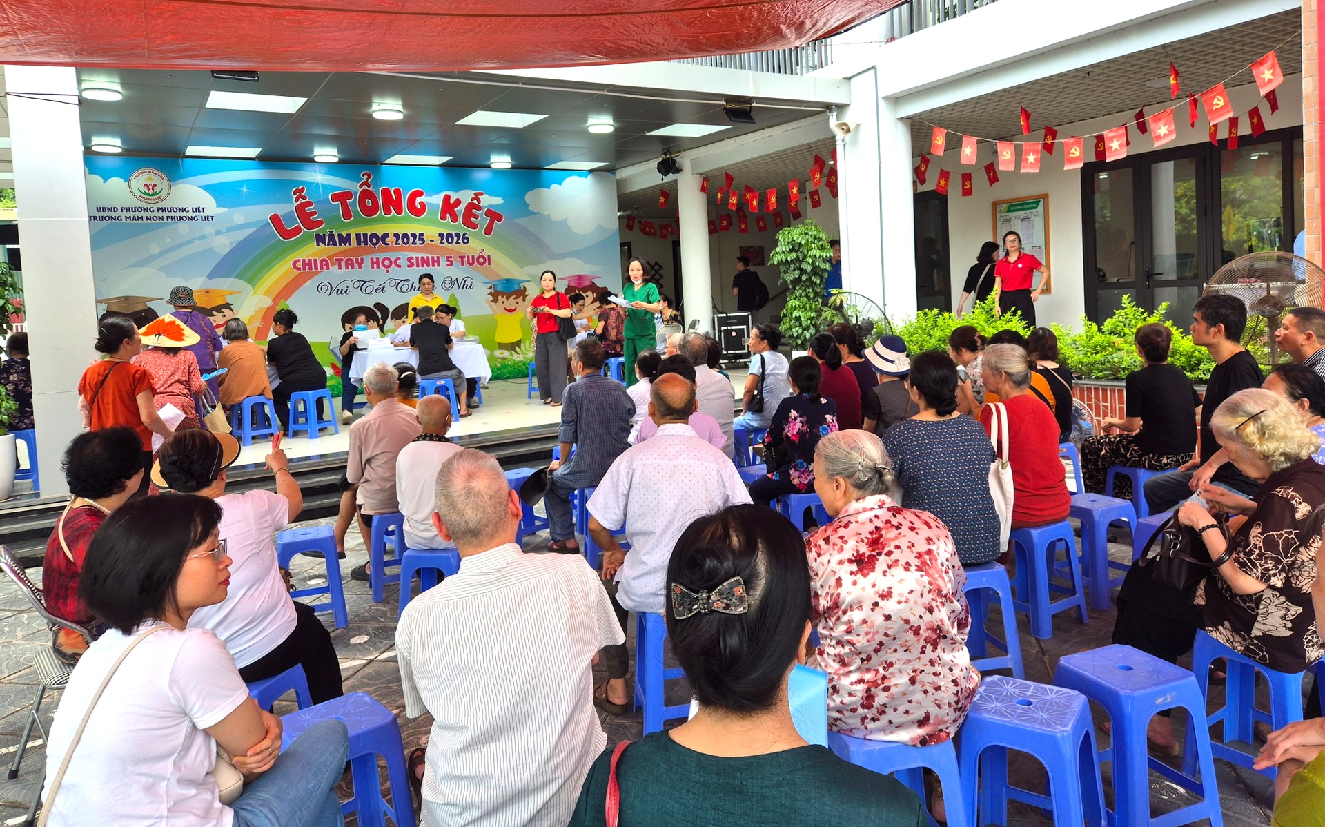 Người cao tuổi, người khuyết tật phấn khởi đi khám sức khỏe miễn phí- Ảnh 2. Người cao tuổi, người khuyết tật phấn khởi đi khám sức khỏe miễn phí- Ảnh 2.