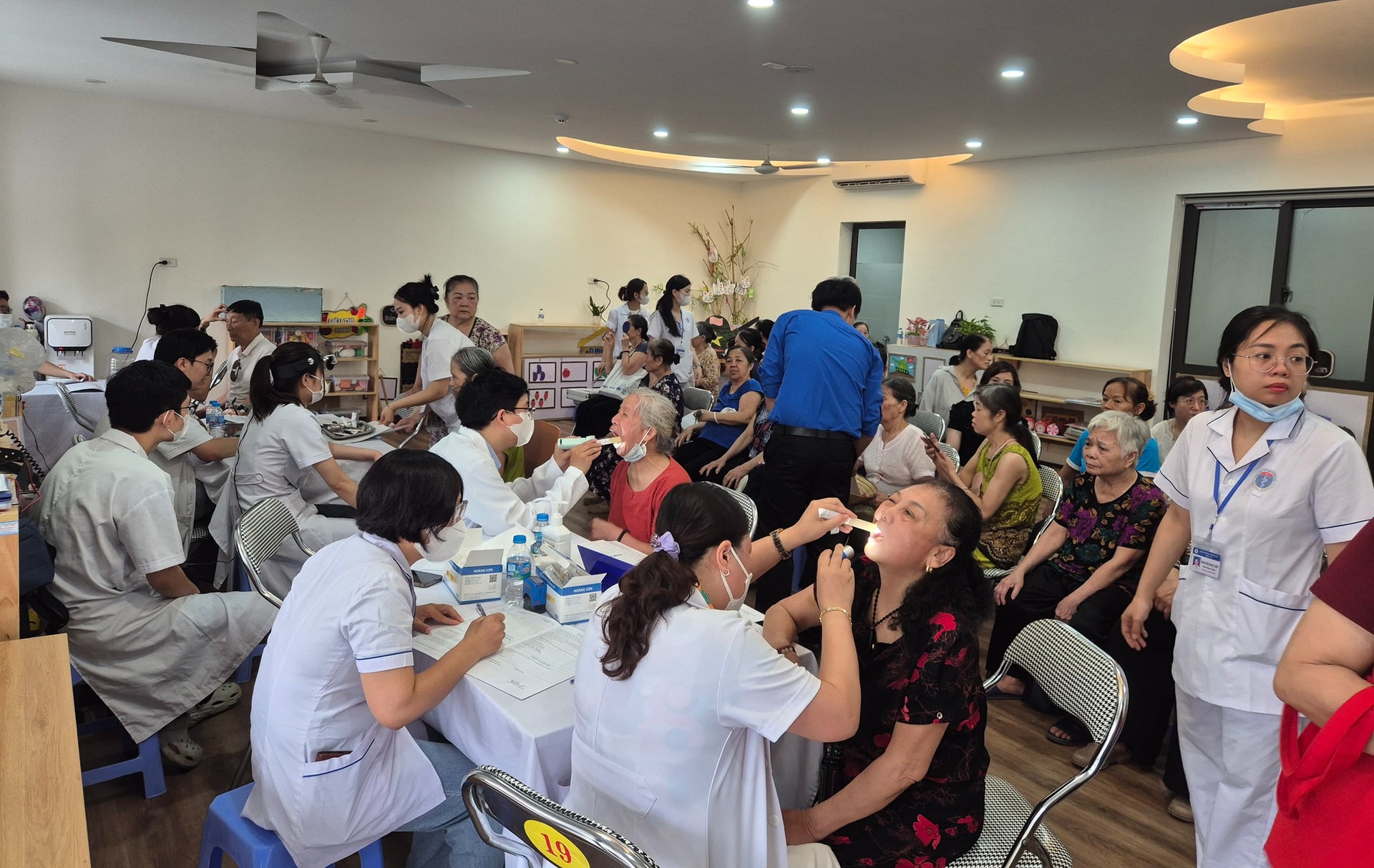 Người cao tuổi, người khuyết tật phấn khởi đi khám sức khỏe miễn phí- Ảnh 12. Người cao tuổi, người khuyết tật phấn khởi đi khám sức khỏe miễn phí- Ảnh 12.