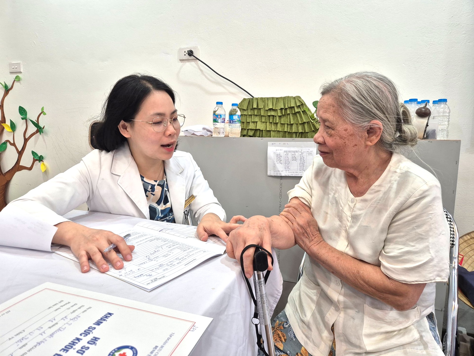 Người cao tuổi, người khuyết tật phấn khởi đi khám sức khỏe miễn phí- Ảnh 9. Người cao tuổi, người khuyết tật phấn khởi đi khám sức khỏe miễn phí- Ảnh 9.
