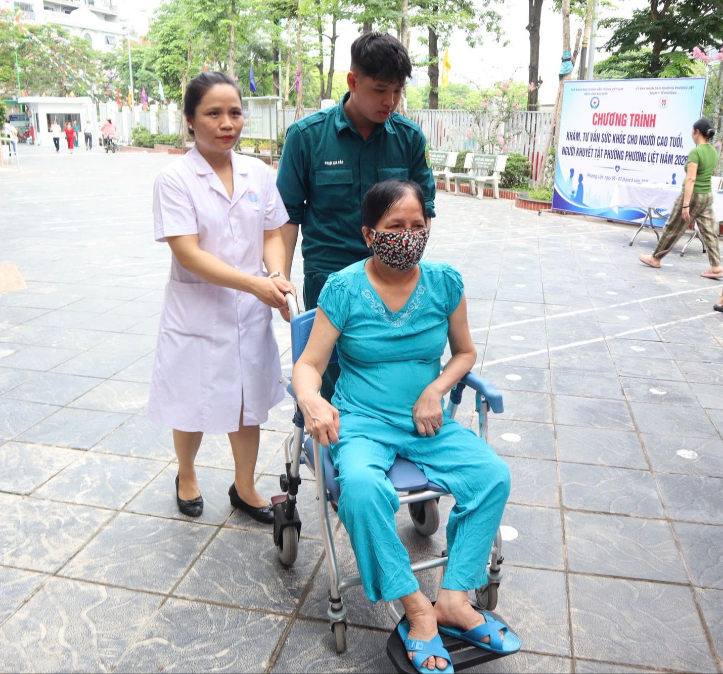 Người cao tuổi, người khuyết tật phấn khởi đi khám sức khỏe miễn phí- Ảnh 10. Người cao tuổi, người khuyết tật phấn khởi đi khám sức khỏe miễn phí- Ảnh 10.