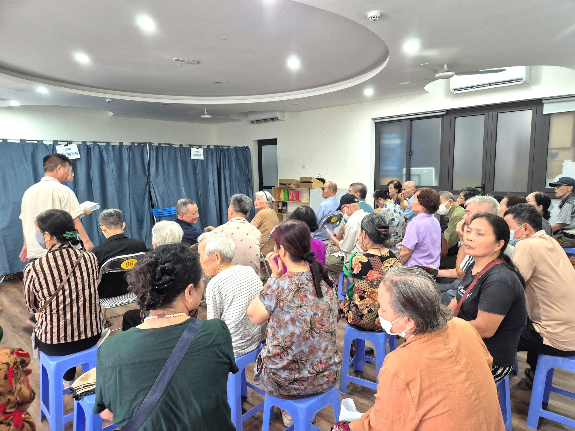 Người cao tuổi, người khuyết tật phấn khởi đi khám sức khỏe miễn phí- Ảnh 11. Người cao tuổi, người khuyết tật phấn khởi đi khám sức khỏe miễn phí- Ảnh 11.