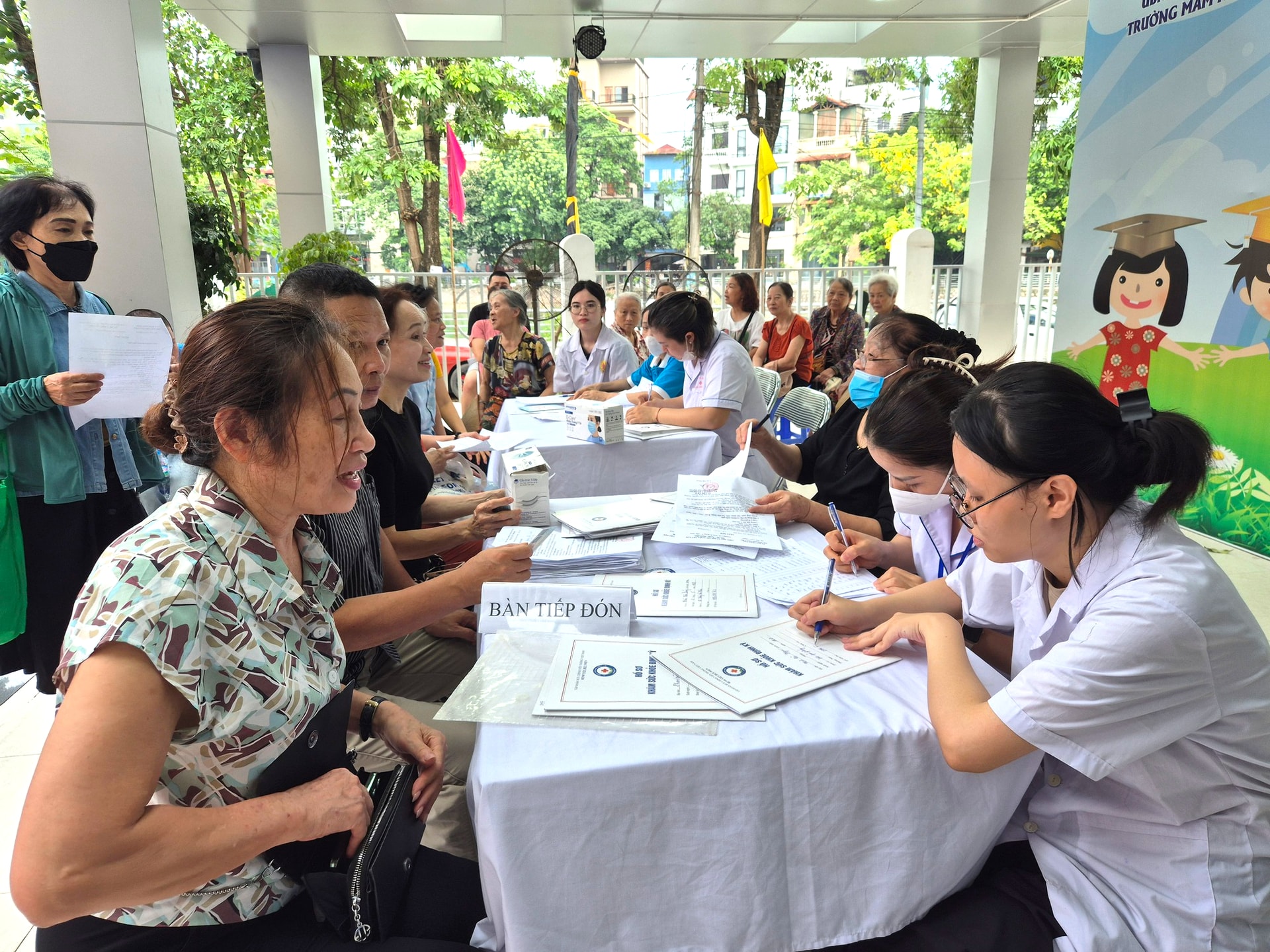 Người cao tuổi, người khuyết tật phấn khởi đi khám sức khỏe miễn phí- Ảnh 14. Người cao tuổi, người khuyết tật phấn khởi đi khám sức khỏe miễn phí- Ảnh 14.