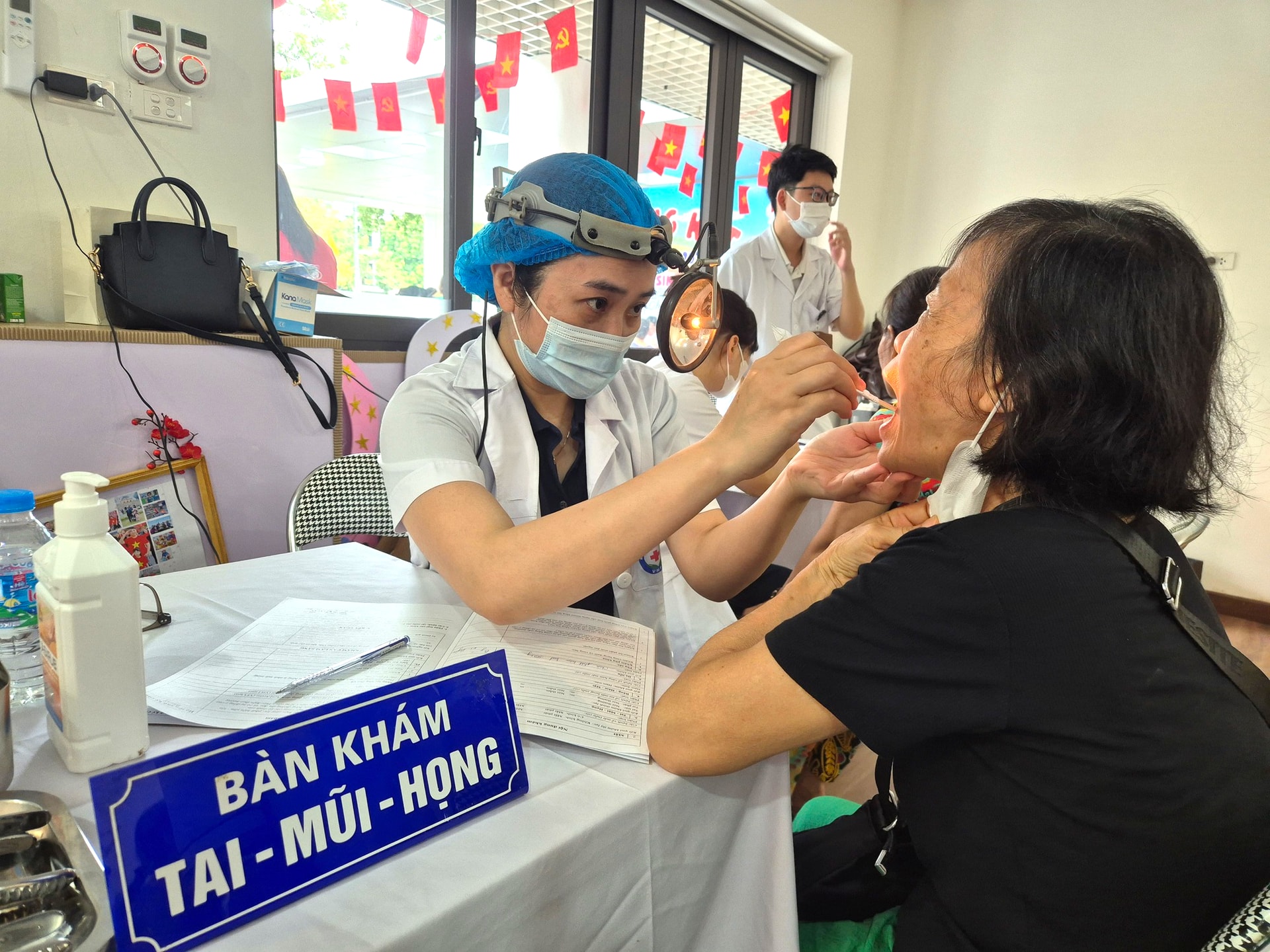 Người cao tuổi, người khuyết tật phấn khởi đi khám sức khỏe miễn phí- Ảnh 6. Người cao tuổi, người khuyết tật phấn khởi đi khám sức khỏe miễn phí- Ảnh 6.