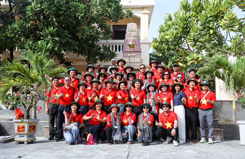 Thứ trưởng Trần Văn Thuấn: 'Chuyến công tác Trường Sa giúp tôi thấu hiểu sâu sắc hơn trách nhiệm của ngành y tế'- Ảnh 6.