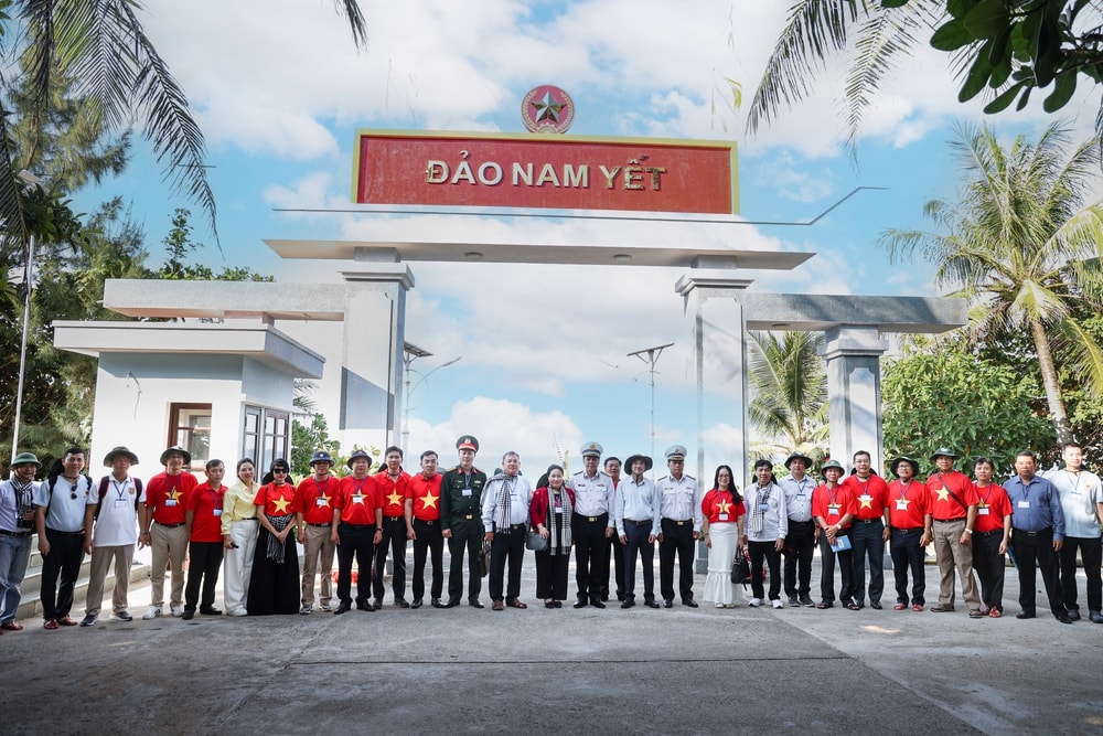 Thứ trưởng Trần Văn Thuấn: 'Chuyến công tác Trường Sa giúp tôi thấu hiểu sâu sắc hơn trách nhiệm của ngành y tế'- Ảnh 9.