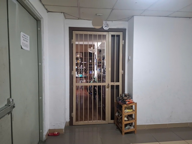 Một cuộn túi nilon khiến cả tầng chung cư Hà Nội mất ngủ lúc rạng sáng- Ảnh 2. Một cuộn túi nilon khiến cả tầng chung cư Hà Nội mất ngủ lúc rạng sáng- Ảnh 2.