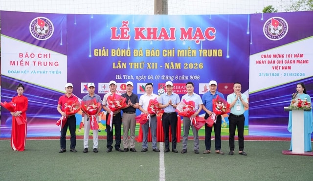 Hơn 100 nhà báo tranh tài tại Giải Bóng đá Báo chí miền Trung- Ảnh 4. Hơn 100 nhà báo tranh tài tại Giải Bóng đá Báo chí miền Trung- Ảnh 4.